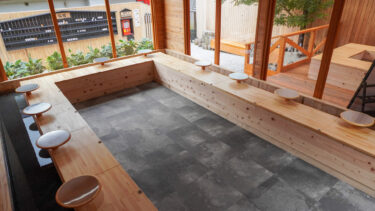 【足湯カフェ 〜Hot Foot Spring Cafe〜】湯布院にオープンした天然温泉の足湯が全ての席で楽しめるカフェ