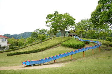 【高江中央公園】ローラー滑り台やステージ、運動場がある充実した公園