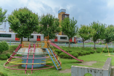 【桃園公園】広い敷地に遊具も豊富！電車が見える公園