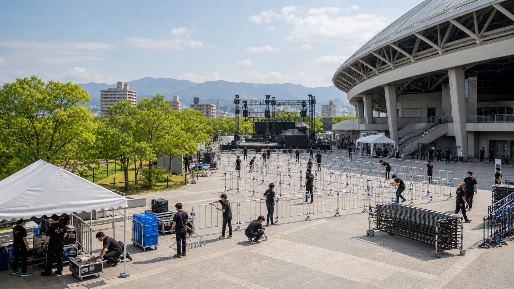 イベント会場で設営や準備を進めるスタッフ